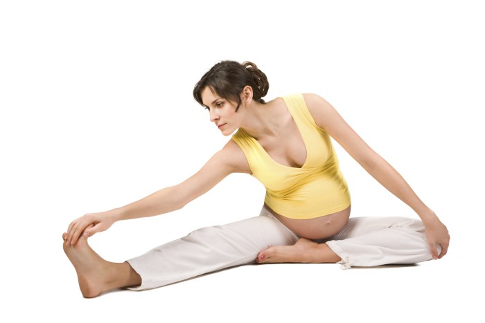 embarazada haciendo ejercicio en el suelo