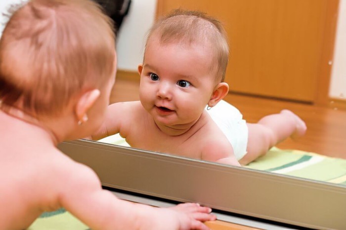 Bebé ante el espejo