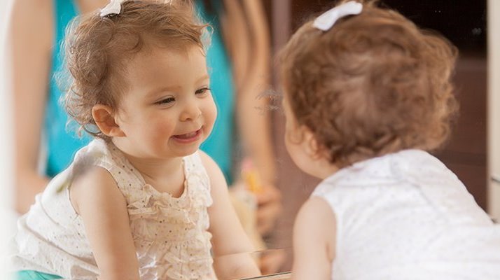 Jugar con su reflejo en el espejo beneficia a los bebés