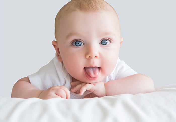 bebé sacando la lengua