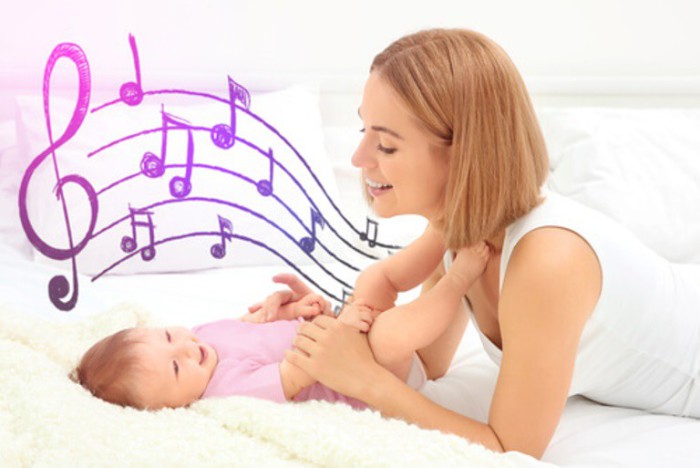 mamá cantando al bebé