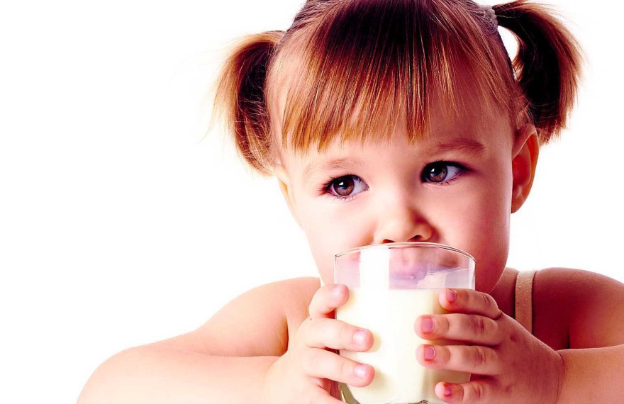 niña bebiendo leche