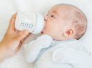 Biberón anticólico, la solución que esperabas para tu bebé