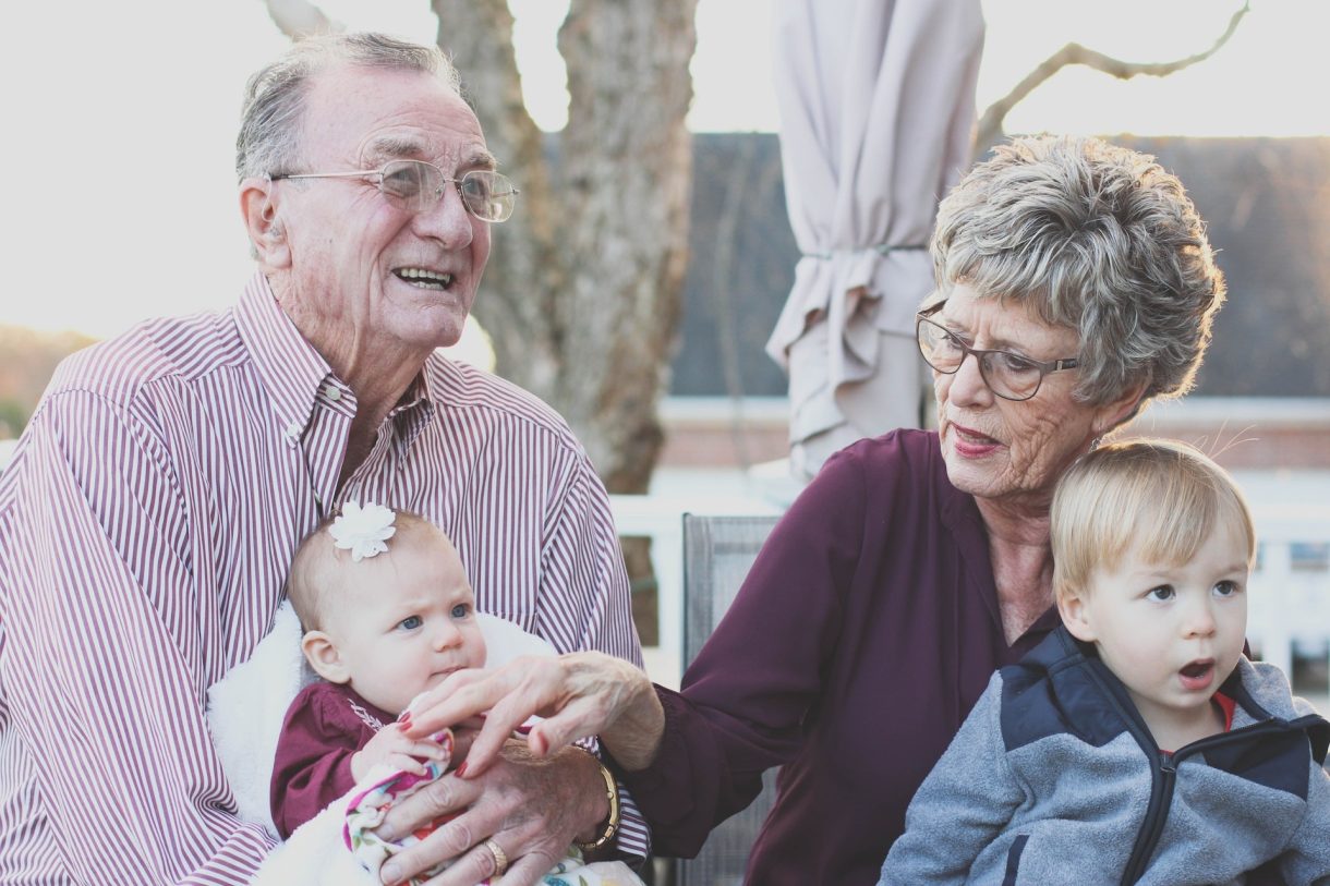 Cómo cuidar a los abuelos mientras disfrutan de los nietos