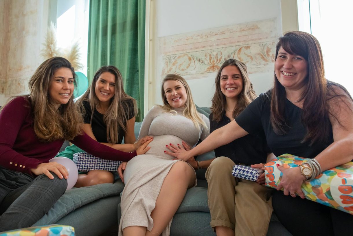 ¿Qué hacer si algunas amigas se alejan durante el embarazo?