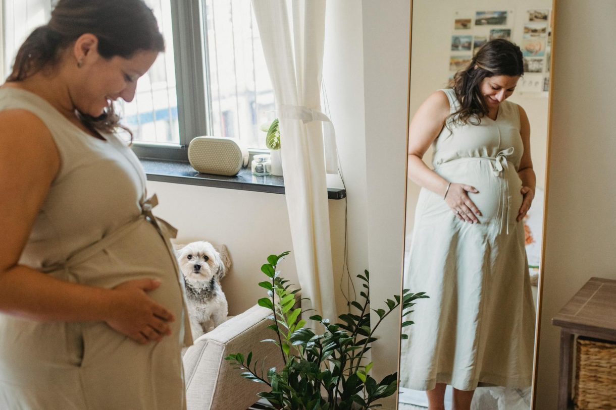 Fotos de embarazo en casa: 7 ideas para hacer fotografías bonitas