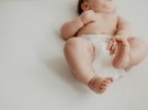 ¿Por qué los bebés se llevan las manos y los pies a la boca?