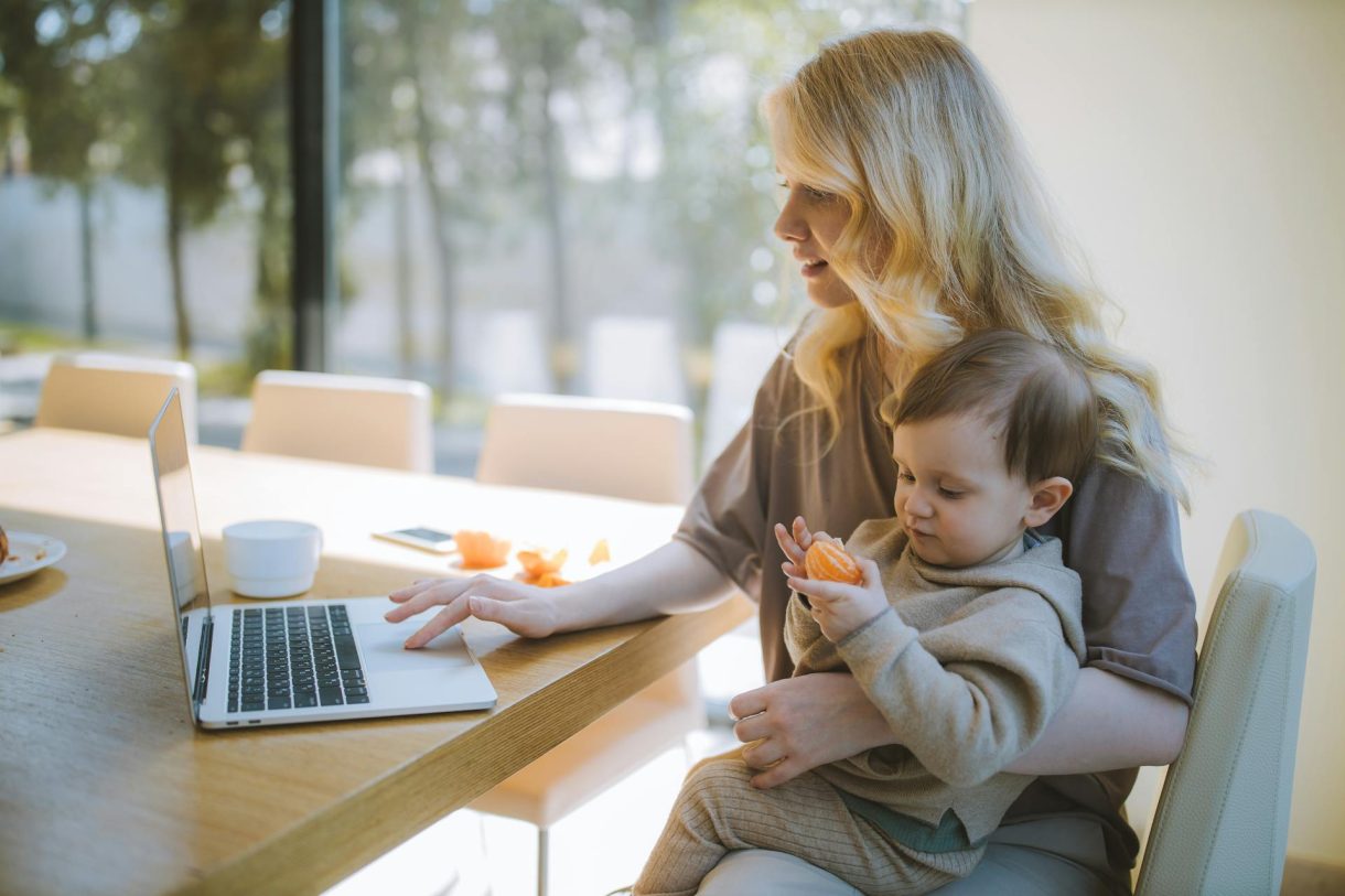 Trabajo híbrido: 5 ventajas para madres y padres trabajadores